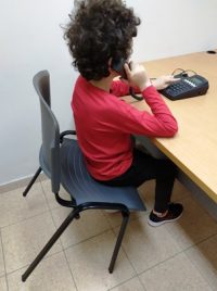 היפוטוניה והשפעתה האוטומטית: ילד מתנדנד בכיסא/ נמרח/ נשען/ נוזל