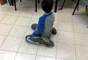 ישיבת w אצל ילדים עלולה לייצר קריסה של כף הרגל/ פרונציה בכף הרגל