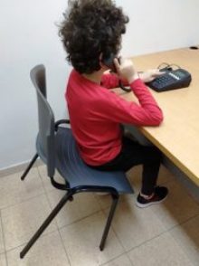 היפוטוניה והשפעתה האוטומטית: ילד מתנדנד בכיסא/ נמרח/ נשען/ נוזל