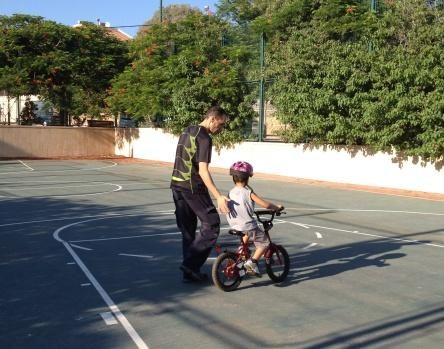 לימוד רכיבה על אופניים במוטוריקל, עם ילד בן 7, באופן צמוד ובתנאים חלומיים של פרטיות מלאה.