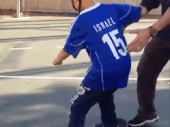 לימוד סקייטבורד עם ילד בן 5.5 במוטוריקל. הילד מדגים שליטה בסקייטבורד ובטחון עצמי מרשימים!